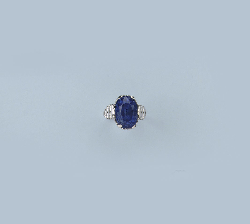 A SAPPHIRE AND DIAMOND RING