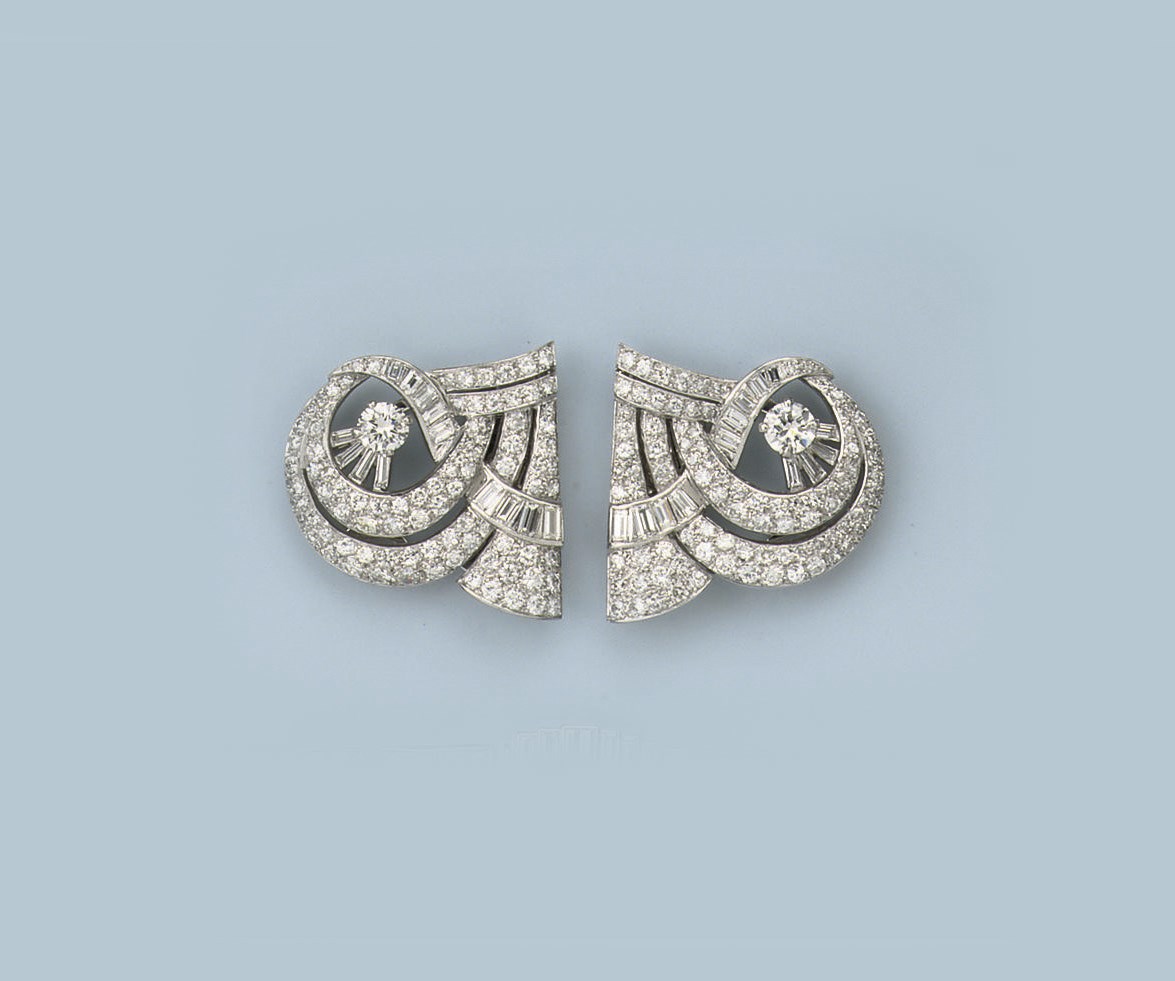 A DIAMOND CLIP BROOCH