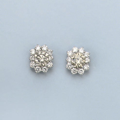 A PAIR OF DIAMOND CLUSTER EARSTUDS