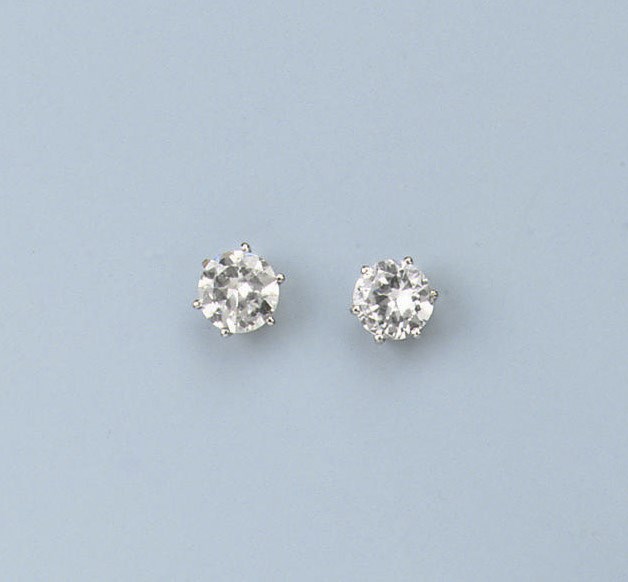 A PAIR OF DIAMOND SINGLE STONE EARSTUDS