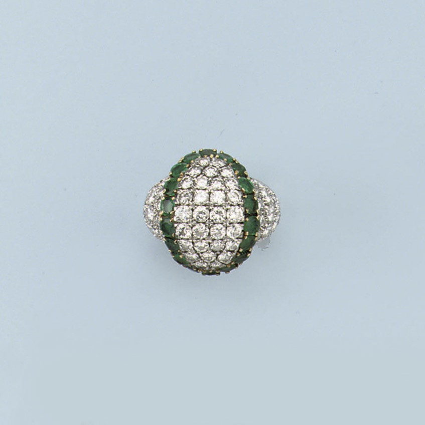 A DIAMOND AND EMERALD COCKTAIL RING