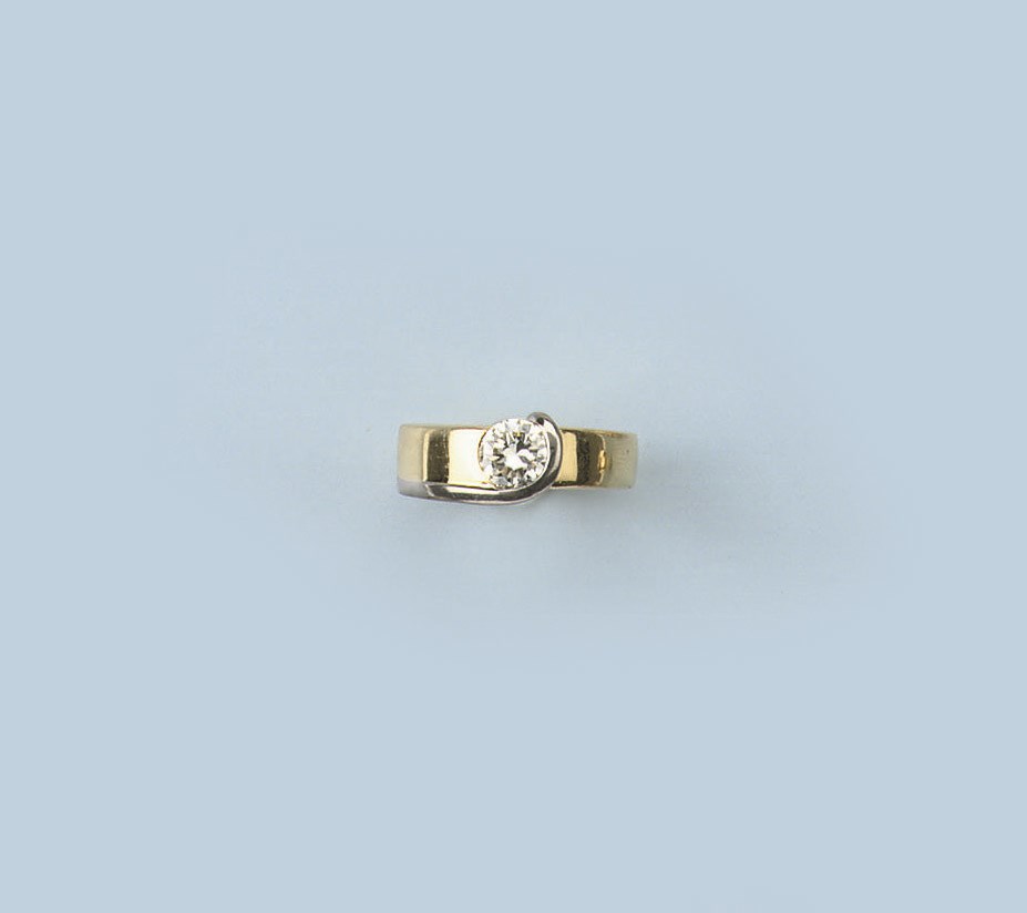 A DIAMOND SINGLE STONE RING
