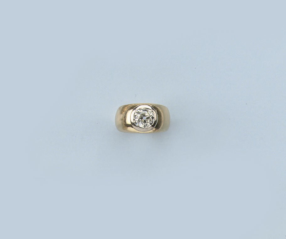 A DIAMOND SINGLE STONE RING