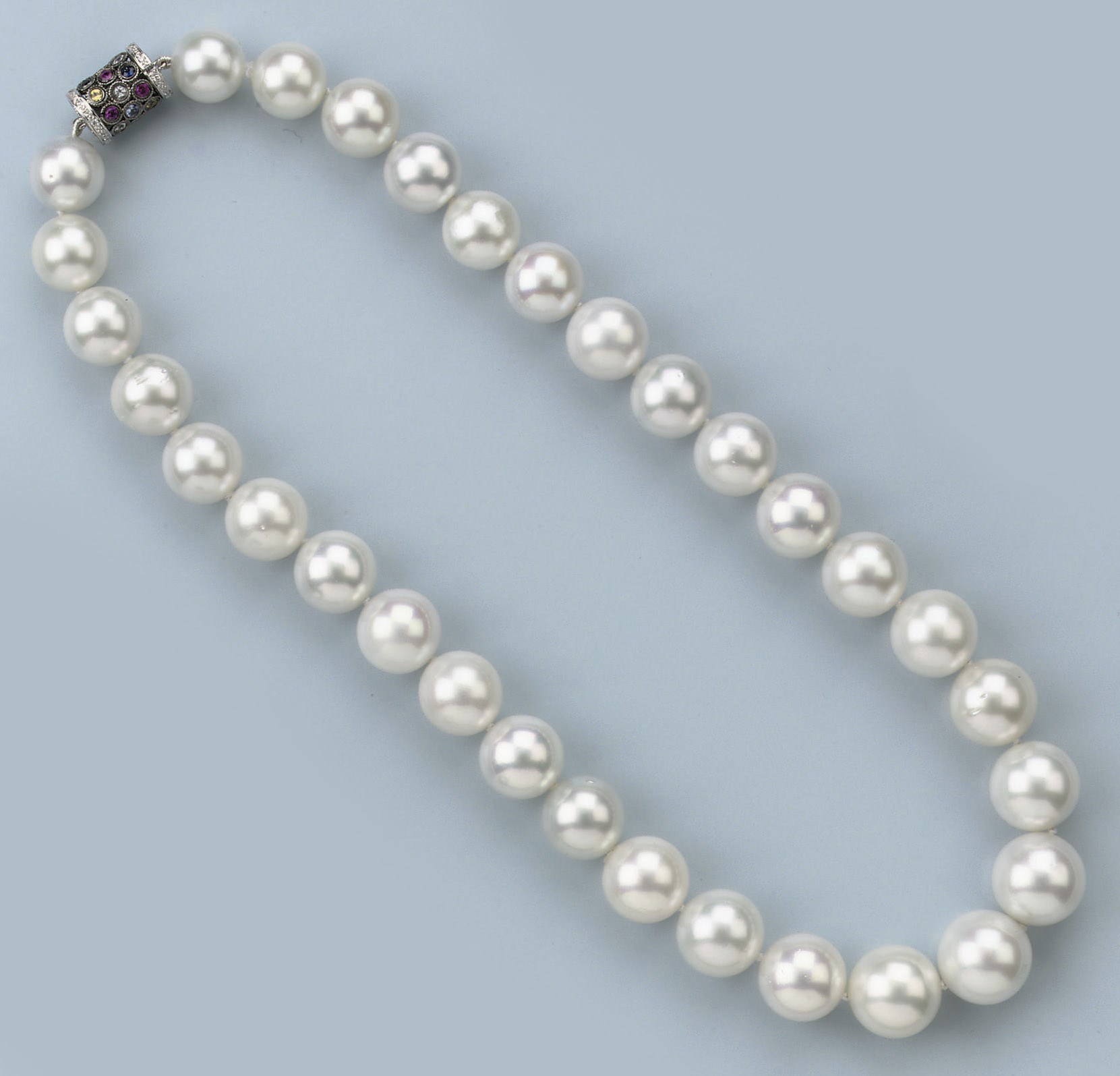 A SOUTH SEA CULTURED PEARL NECKLACE