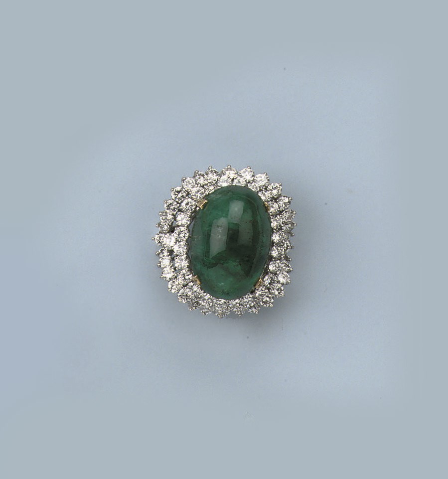 AN EMERALD AND DIAMOND BROOCH/PENDANT