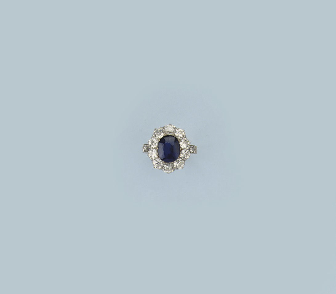 AN ANTIQUE SAPPHIRE AND DIAMOND DRESS RING