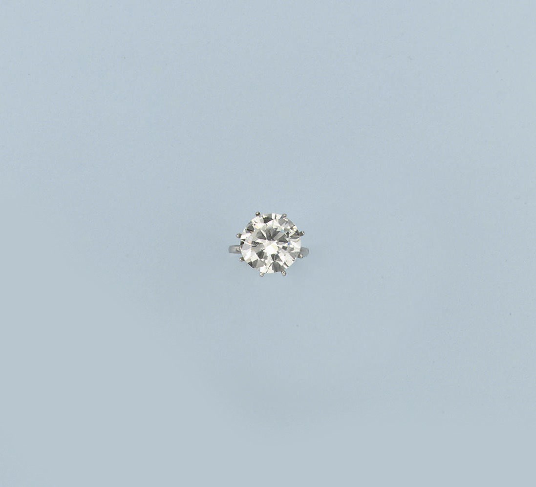 A DIAMOND SINGLE STONE RING