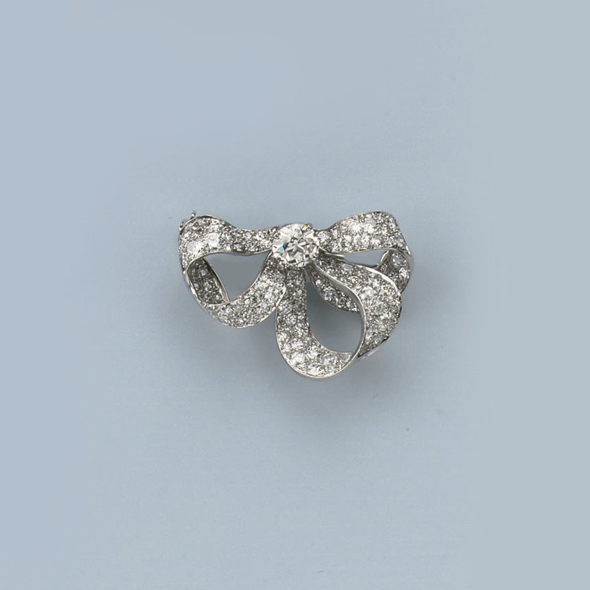 A DIAMOND BROOCH