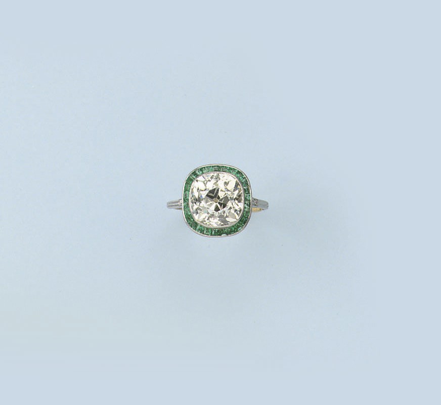 AN ART DECO EMERALD AND DIAMOND RING