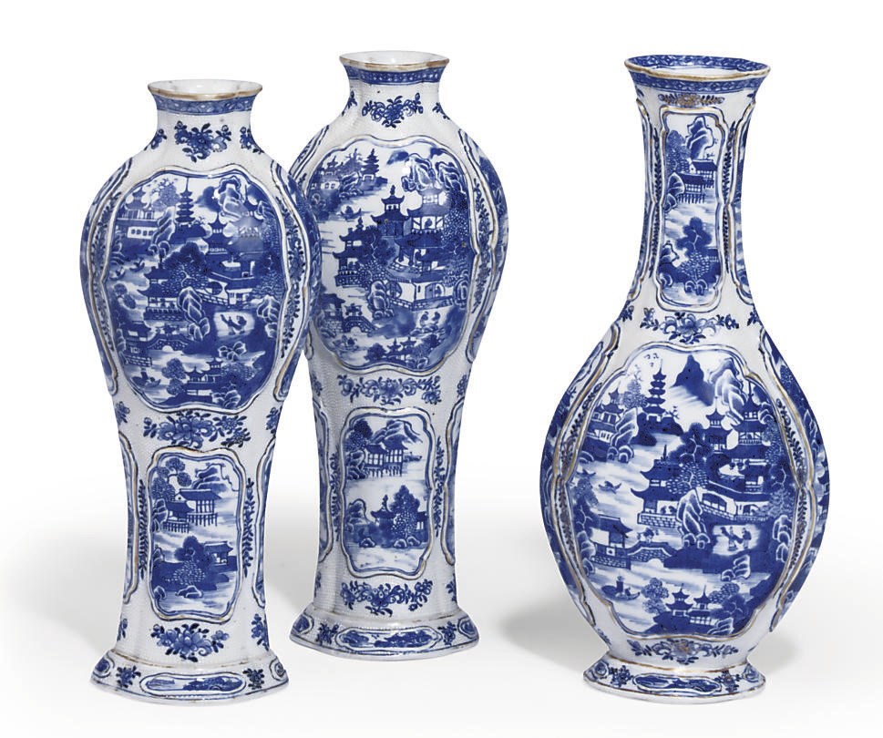 A CHINESE EXPORT BLUE AND WHITE THREE PIECE GARNITURE