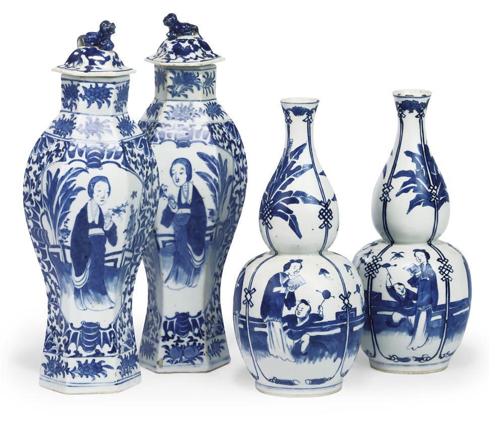 TWO PAIRS OF CHINESE BLUE AND WHITE VASES