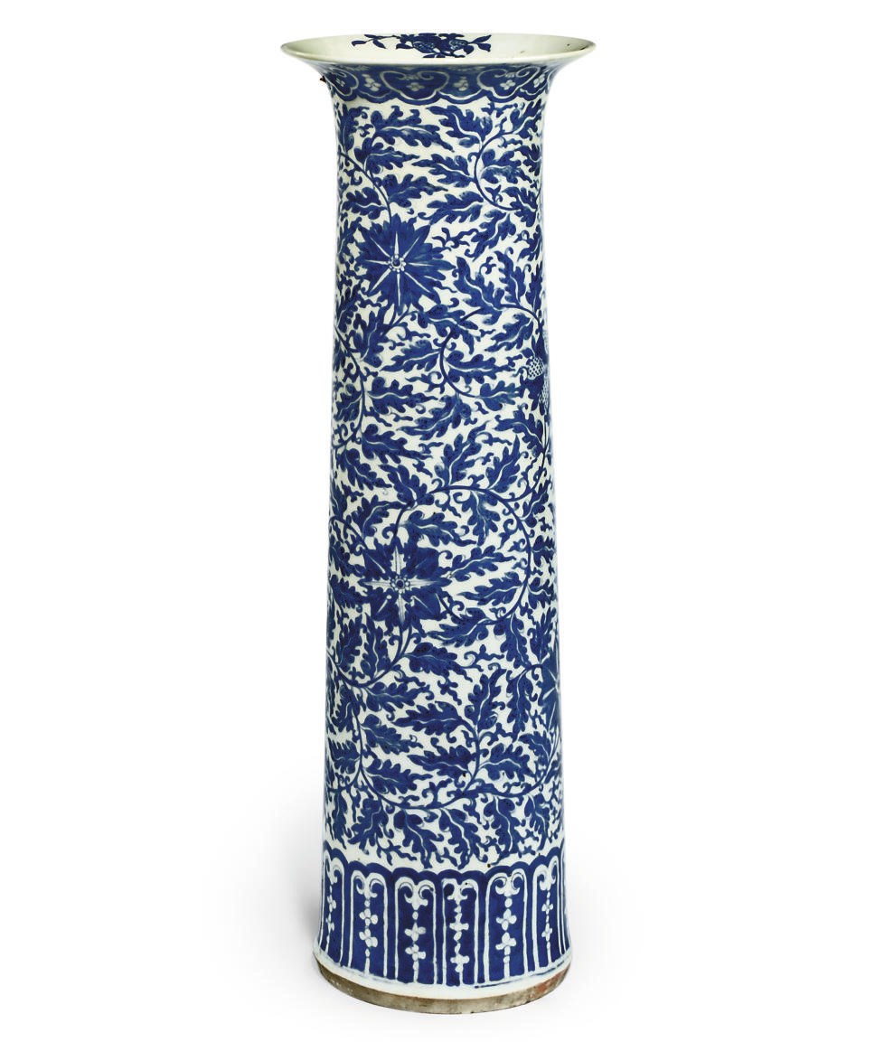 A CHINESE BLUE AND WHITE SLEEVE VASE