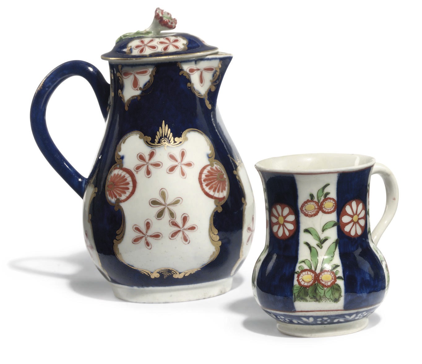 A WORCESTER BLUE-SCALE-GROUND BALUSTER MILK-JUG AND COVER AND A SMALL THISTLE-SHAPED MUG