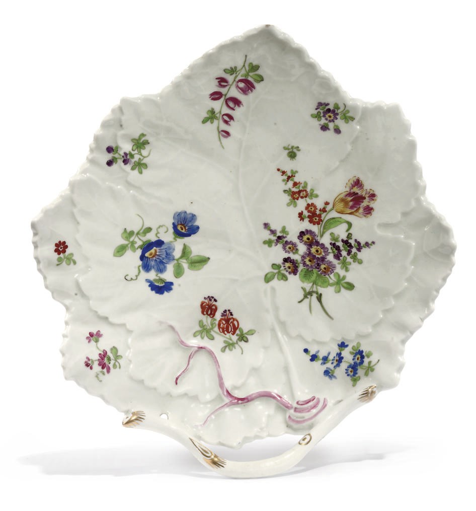 A WORCESTER VINE-LEAF-SHAPED DISH