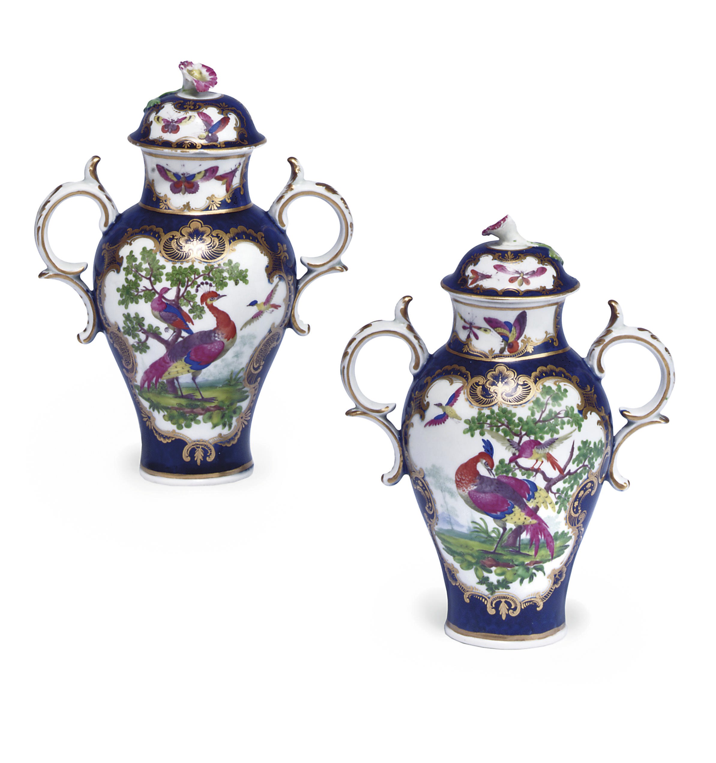 A PAIR OF WORCESTER BLUE-SCALE VASES AND COVERS
