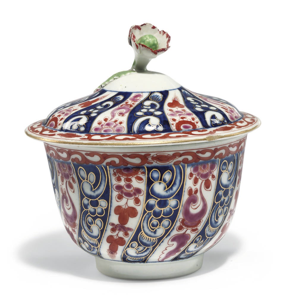 A WORCESTER 'QUEEN CHARLOTTE' PATTERN SUGAR BOWL AND COVER