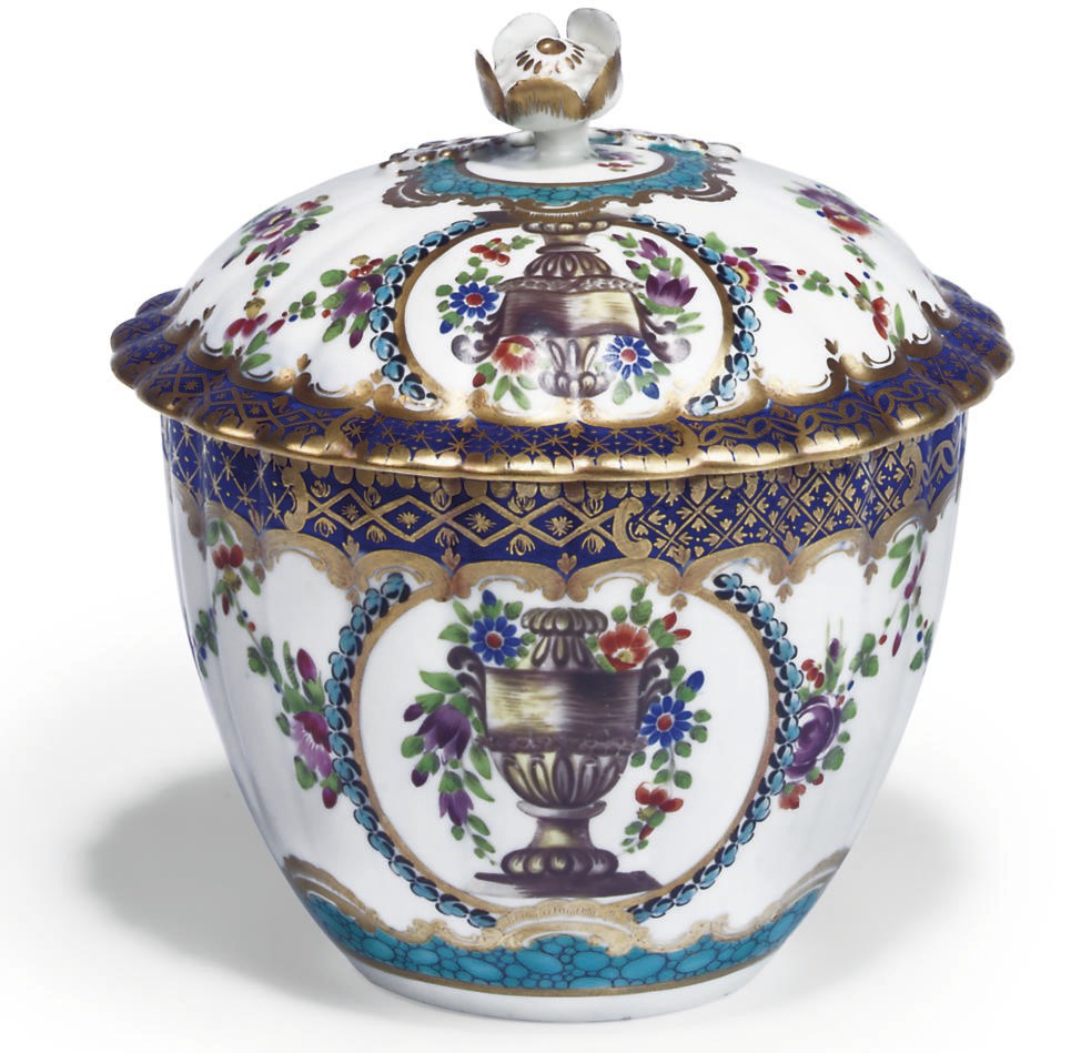 A WORCESTER FLUTED SUGAR-BOWL AND COVER