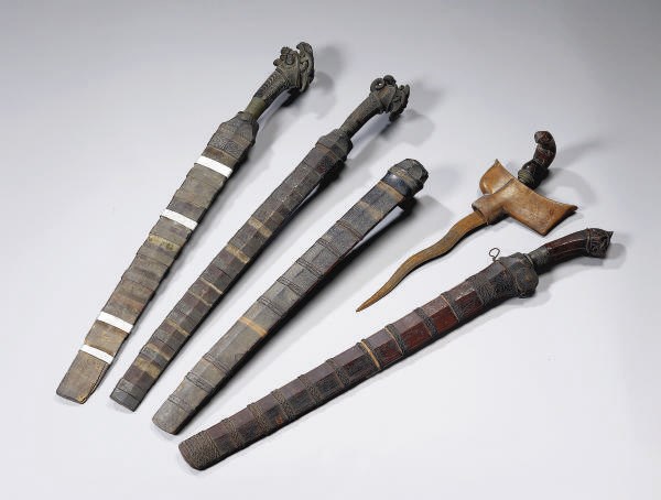 TROIS COUTEAUX, UN KRISS ET UN FOURREAU