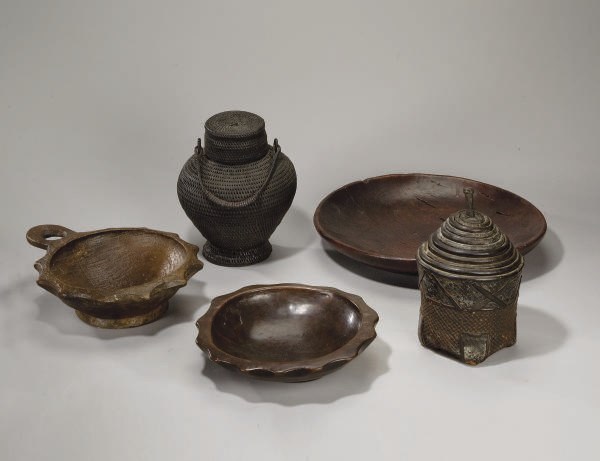 TROIS PLATS ET DEUX PANIERS EN ROTIN