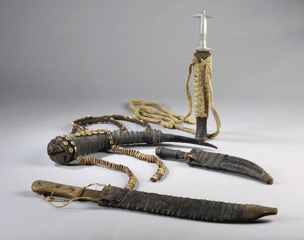 TROIS COUTEAUX ET UNE CORNE FETICHE