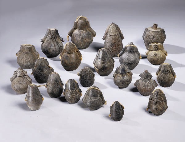 ENSEMBLE DE VINGT ET UNE BOITES A POUDRE KONGO