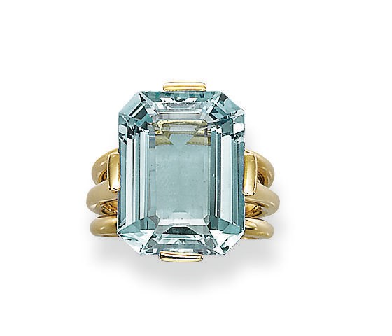 AN AQUAMARINE AND GOLD RING