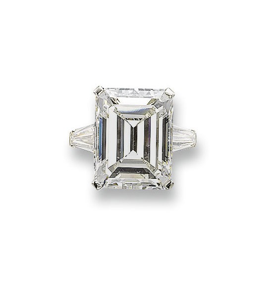 A FINE DIAMOND RING