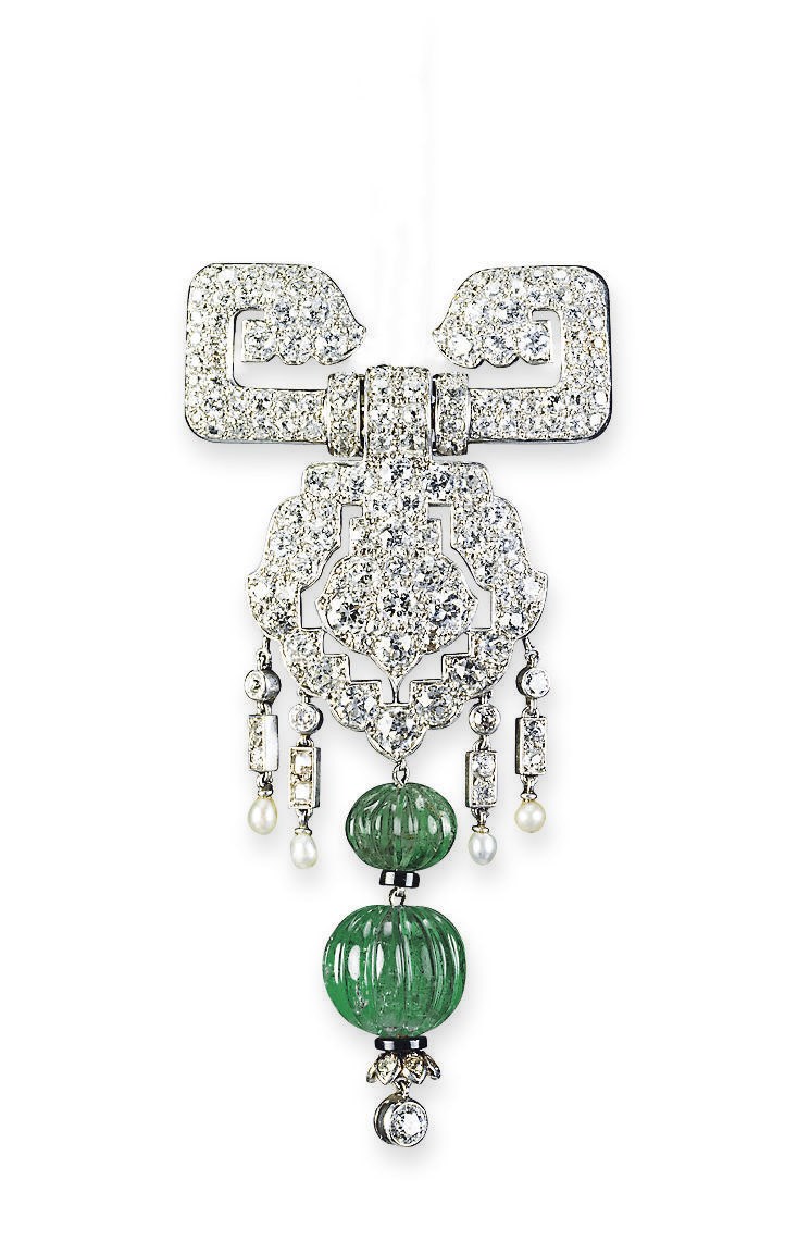 AN EXQUISITE ART DECO EMERALD AND DIAMOND BROOCH, BY CARTIER