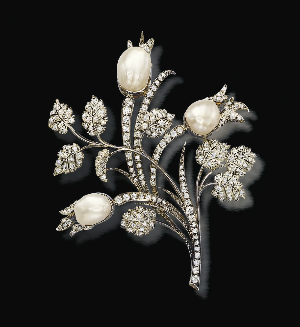 AN ANTIQUE NATURAL PEARL AND DIAMOND BROOCH
