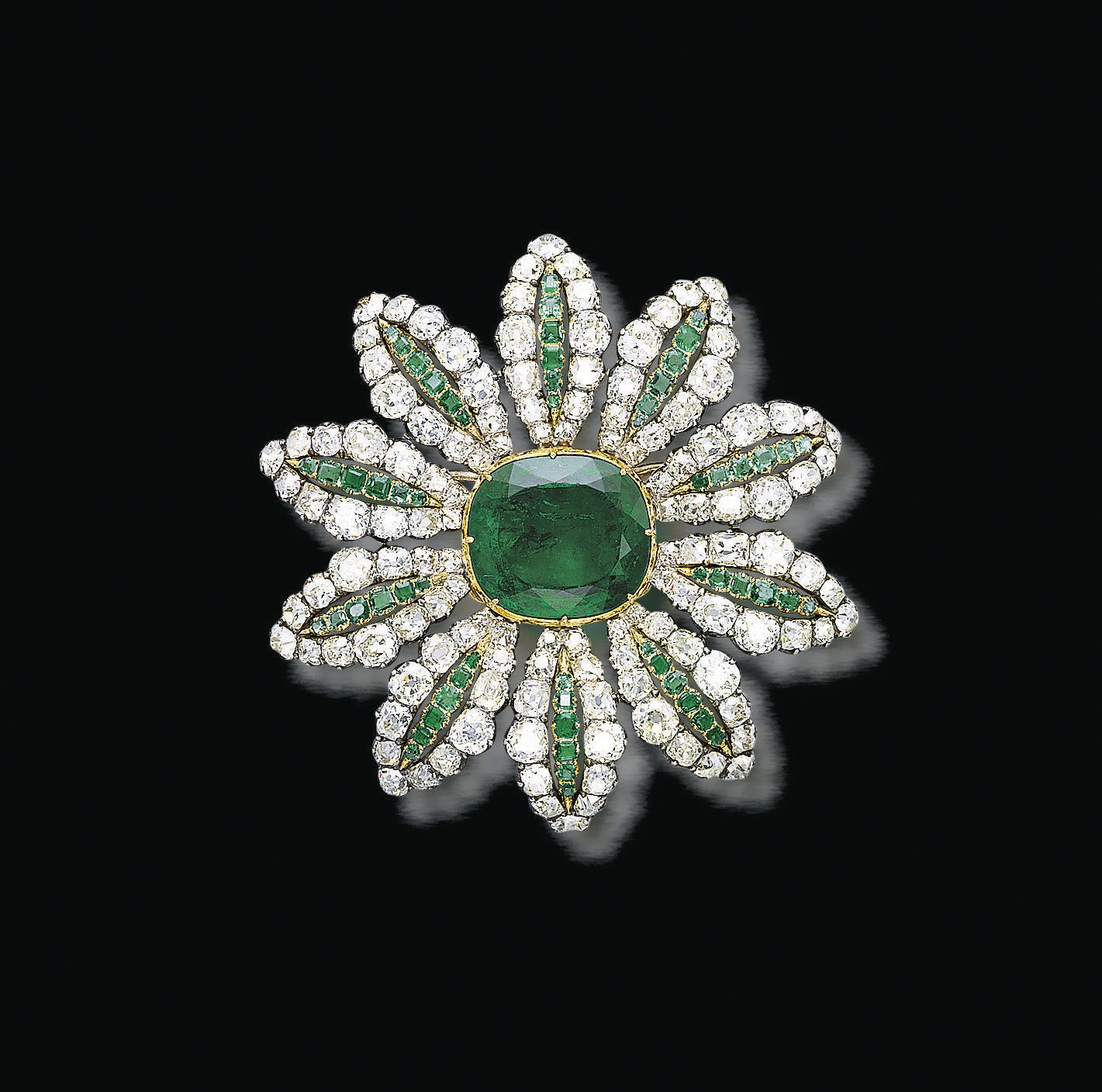 A DELICATE ANTIQUE EMERALD AND DIAMOND BROOCH