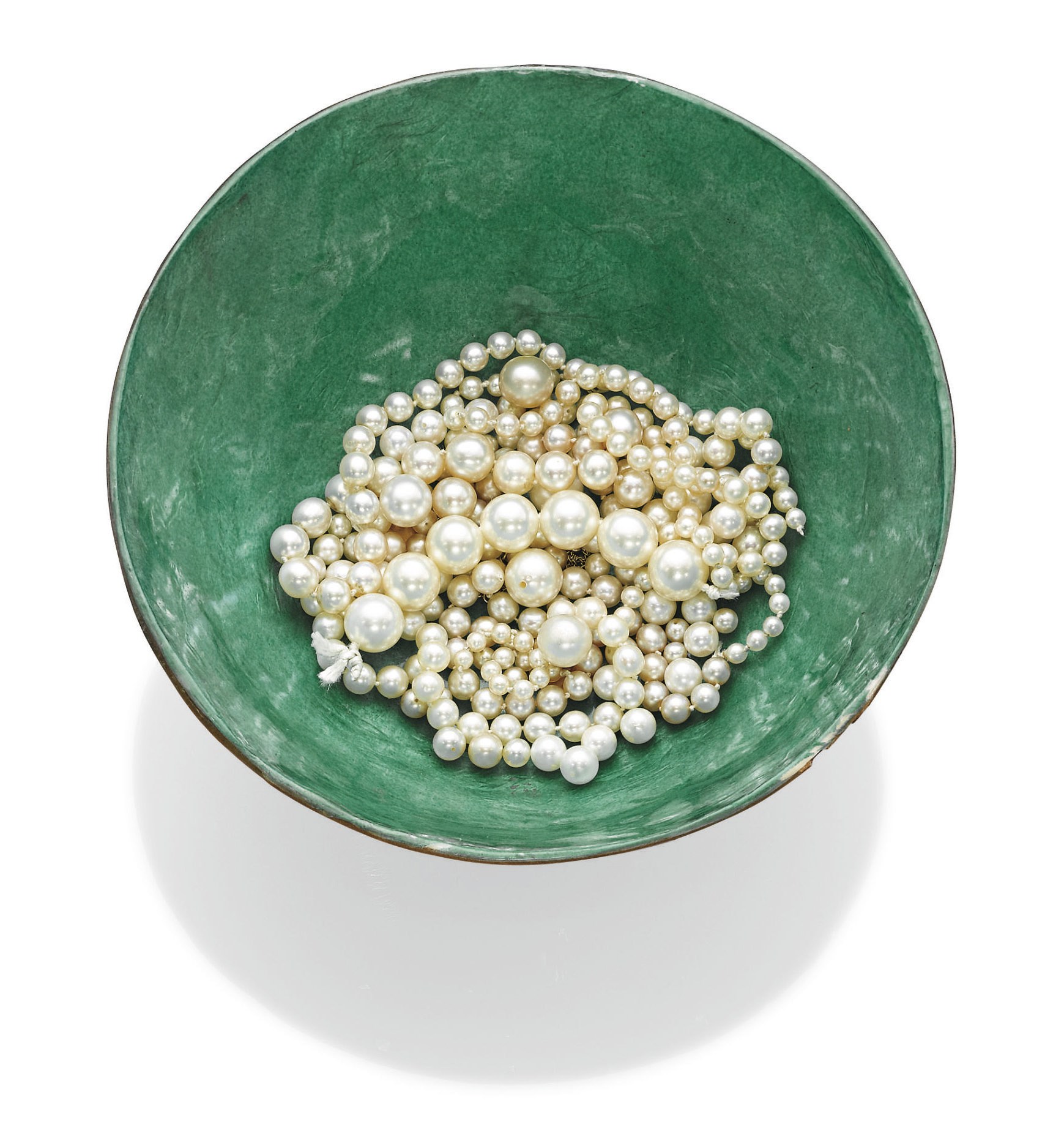 A GROUP OF NATURAL AND CULTURED PEARLS