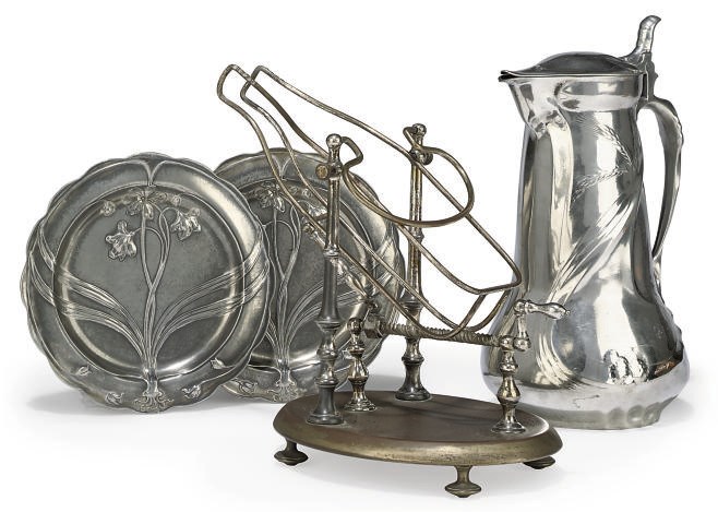 AN ART NOUVEAU PEWTER EWER AND TWO SIDE PLATES
