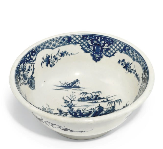 A WORCESTER BLUE AND WHITE BOWL