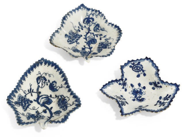 FOUR BOW BLUE AND WHITE LEAF-SHAPED DISHES