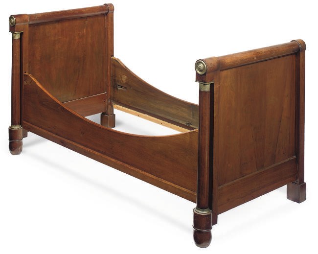 AN EMPIRE MAHOGANY LIT EN BATEAU