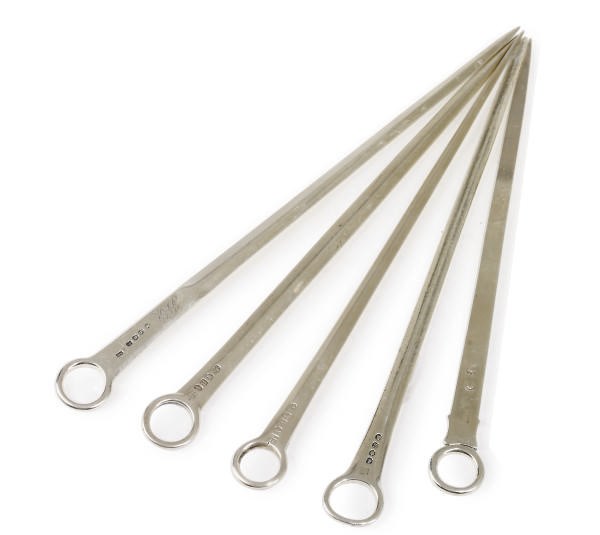 A GROUP OF FIVE GEORGIAN SILVER MEAT SKEWERS