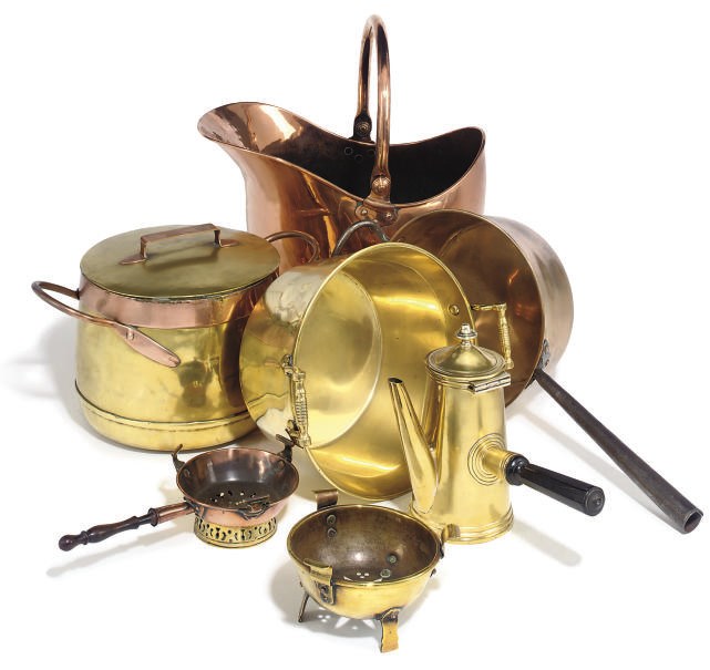 A COLLECTION OF VICTORIAN BRASS SAUCEPANS AND OTHER ITEMS