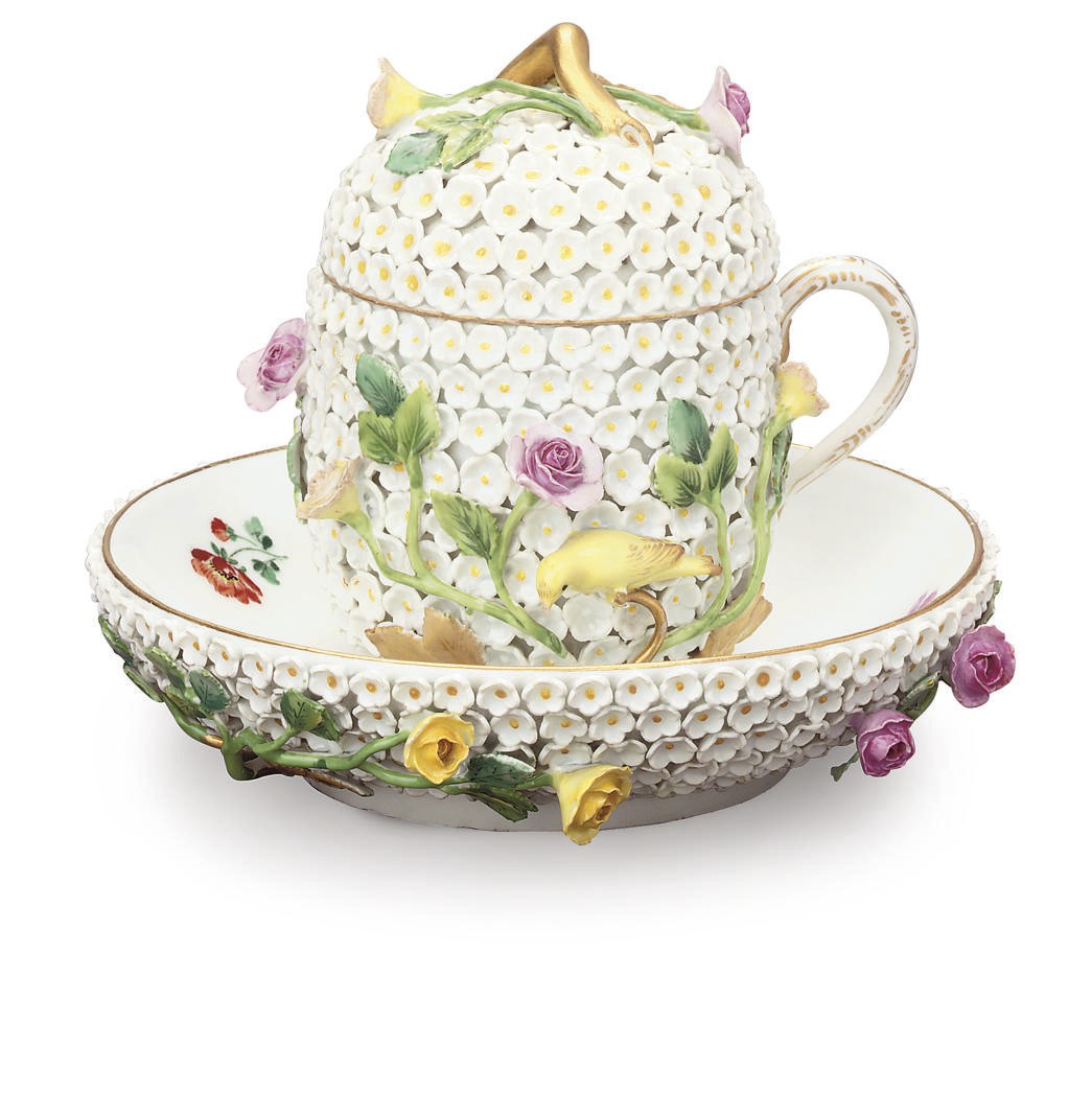 A MEISSEN SCHNEEBALLEN CUP, COVER AND STAND