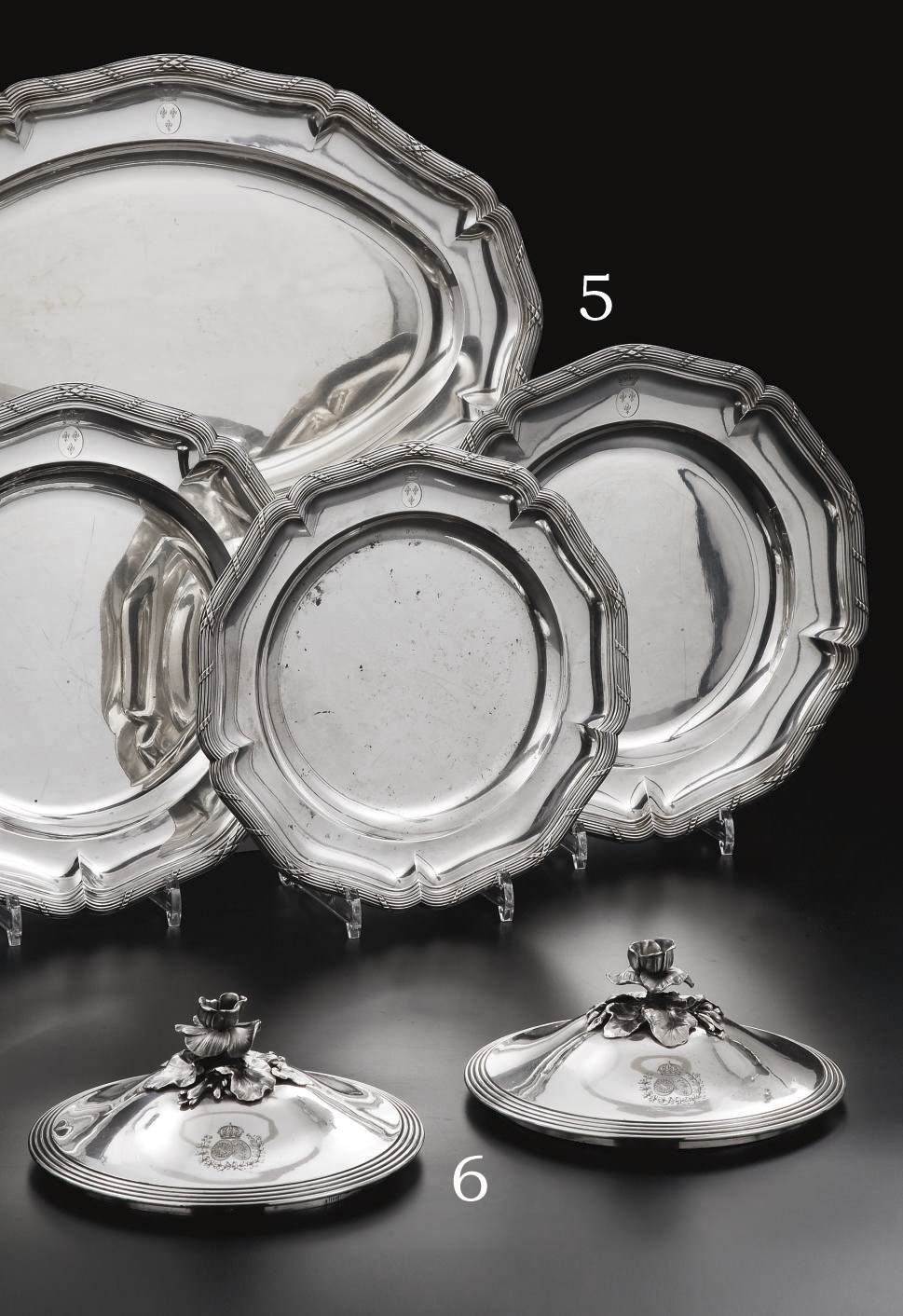 PAIRE DE COUVERCLES EN METAL ARGENTE