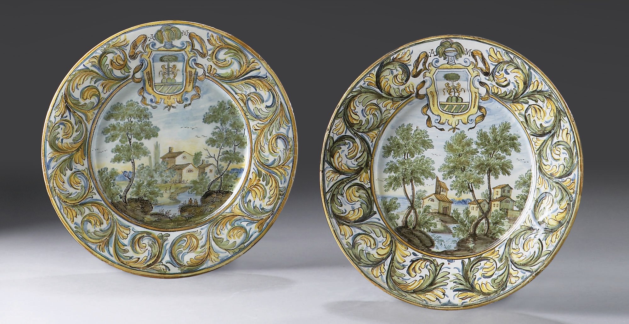 DEUX ASSIETTES ARMORIEES EN FAIENCE ITALIENNE (CASTELLI) DU XVIIIEME SIECLE, ET DEUX CADRES EN BOIS PARTIELLEMENT DORE