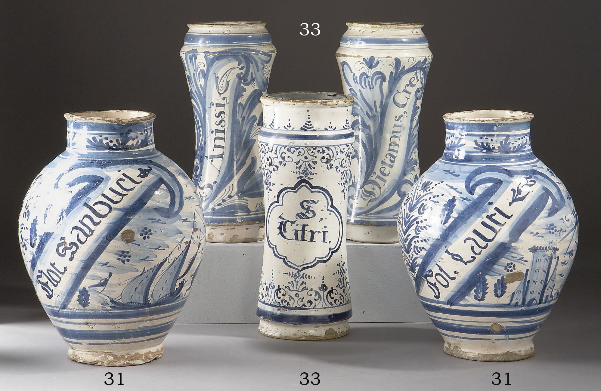 TROIS ALBARELLI EN FAIENCE ESPAGNOLE DU XVIIIEME SIECLE