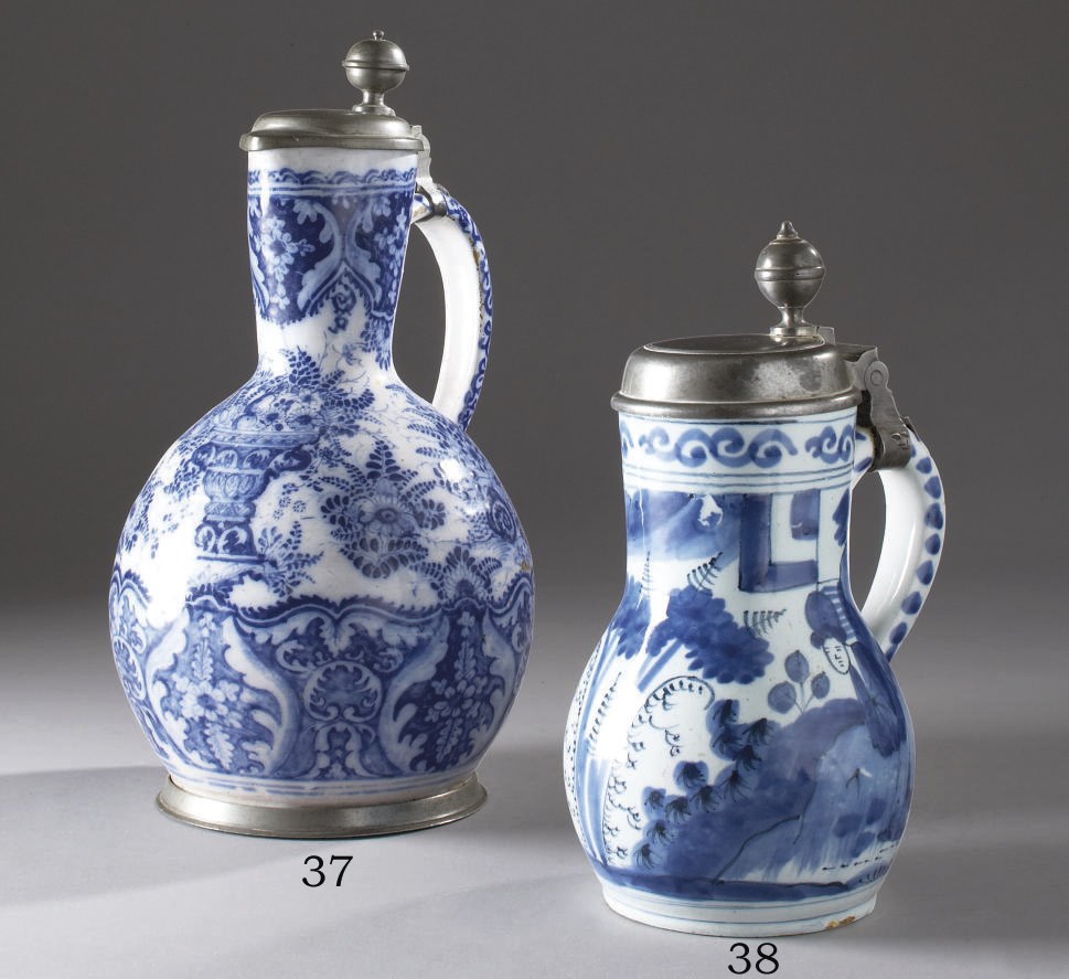 AIGUIERE EN FAIENCE ALLEMANDE DE LA FIN DU XVIIEME SIECLE, A MONTURE EN ETAIN