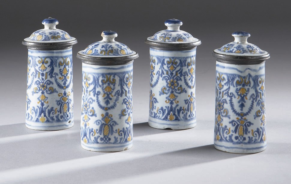 QUATRE POTS A FARD ET LEUR COUVERCLE EN FAIENCE FRANCAISE DU DEBUT DU XVIIIE SIECLE, A MONTURE EN ARGENT, PEUT-ETRE PARIS