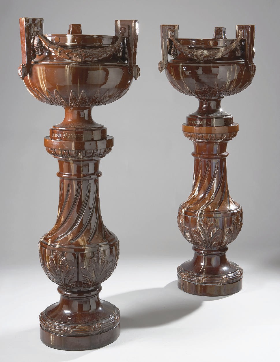 PAIRE DE "COUPES GRECQUES TROIS ANSES" ET LEUR COLONNE EN FAIENCE DE VALLAURIS (JEROME MASSIER) DE LA FIN DU XIXEME SIECLE