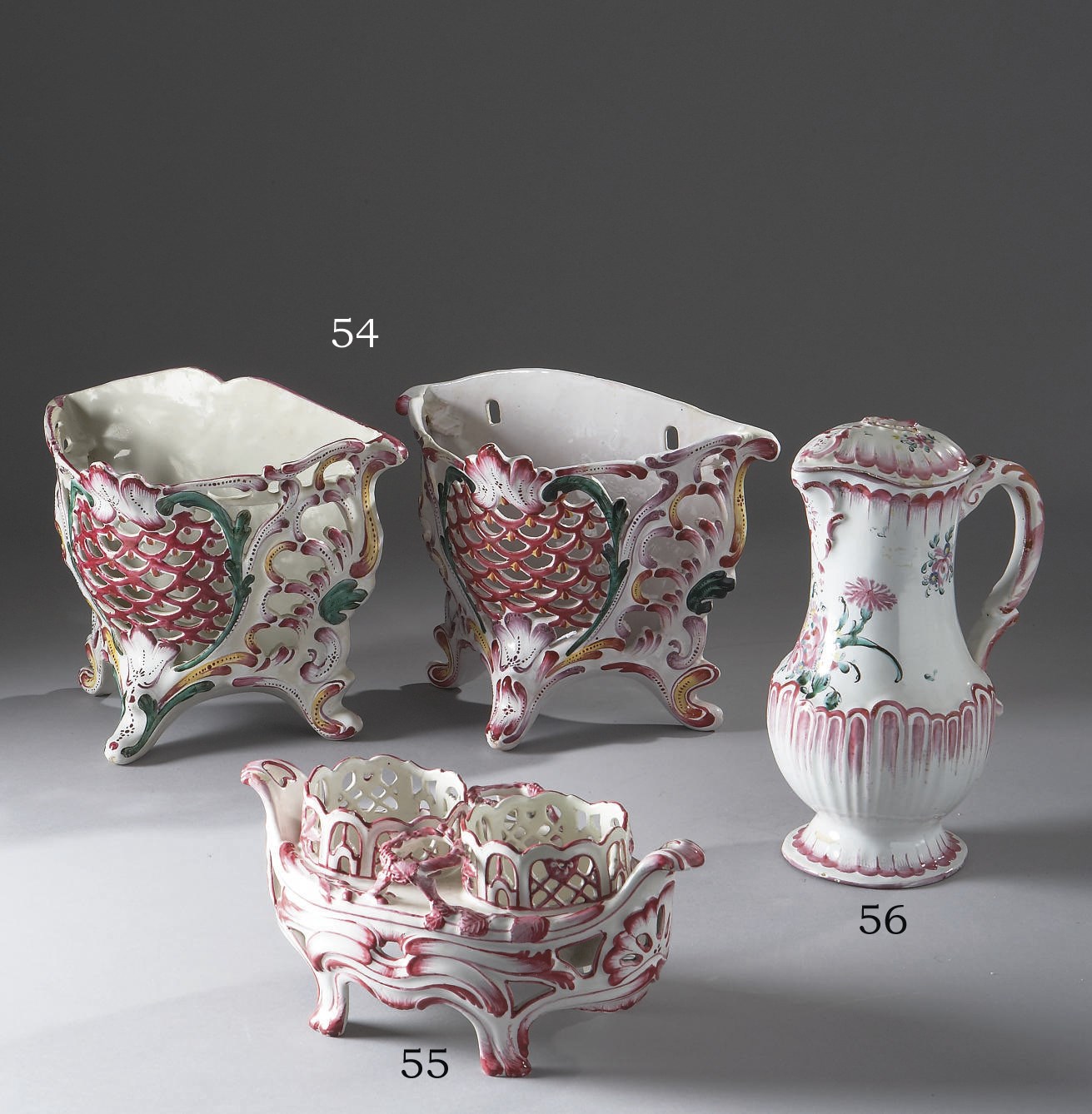 DEUX BOUQUETIERES D'APPLIQUE EN FAIENCE DE VARAGES DU XVIIIEME SIECLE