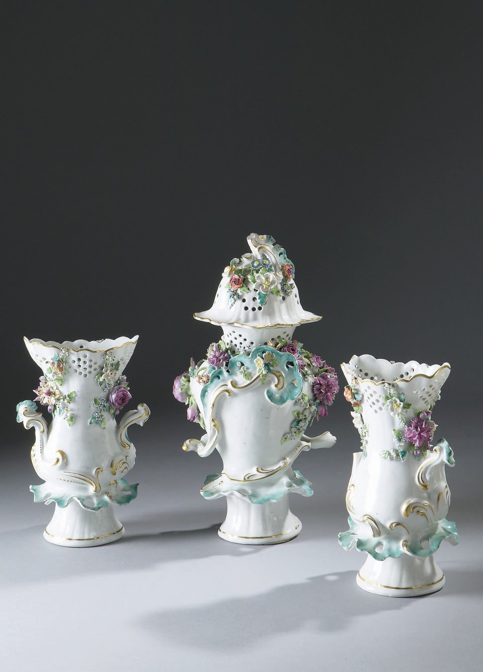 GARNITURE DE TROIS VASES POT-POURRI ET UN COUVERCLE EN PORCELAINE TENDRE DE CHELSEA-DERBY DU XVIIIEME SIECLE