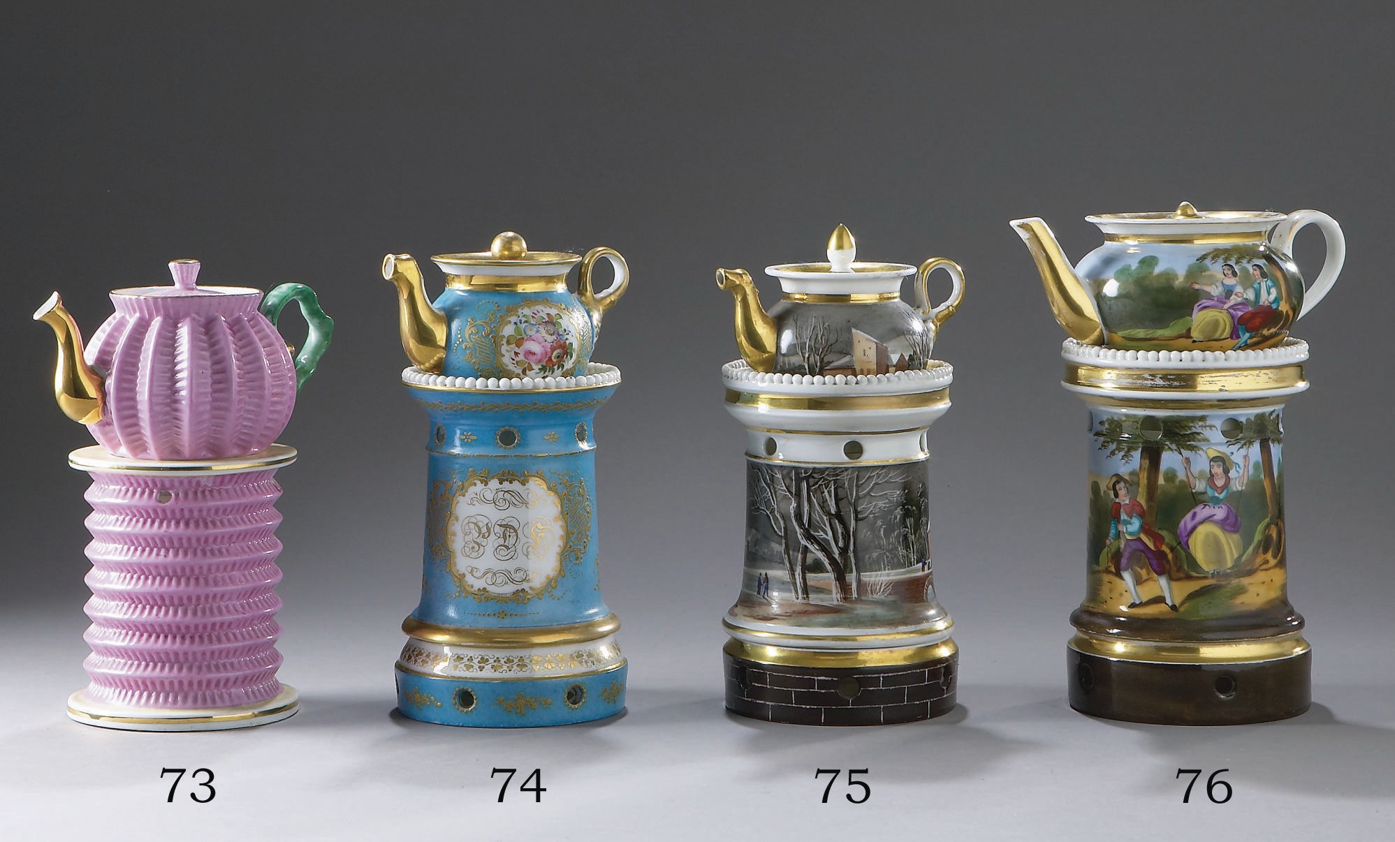 TISANIERE EN QUATRE PARTIES ET UN RECIPIENT EN PORCELAINE DE PARIS DE LA FIN DU XIXEME SIECLE