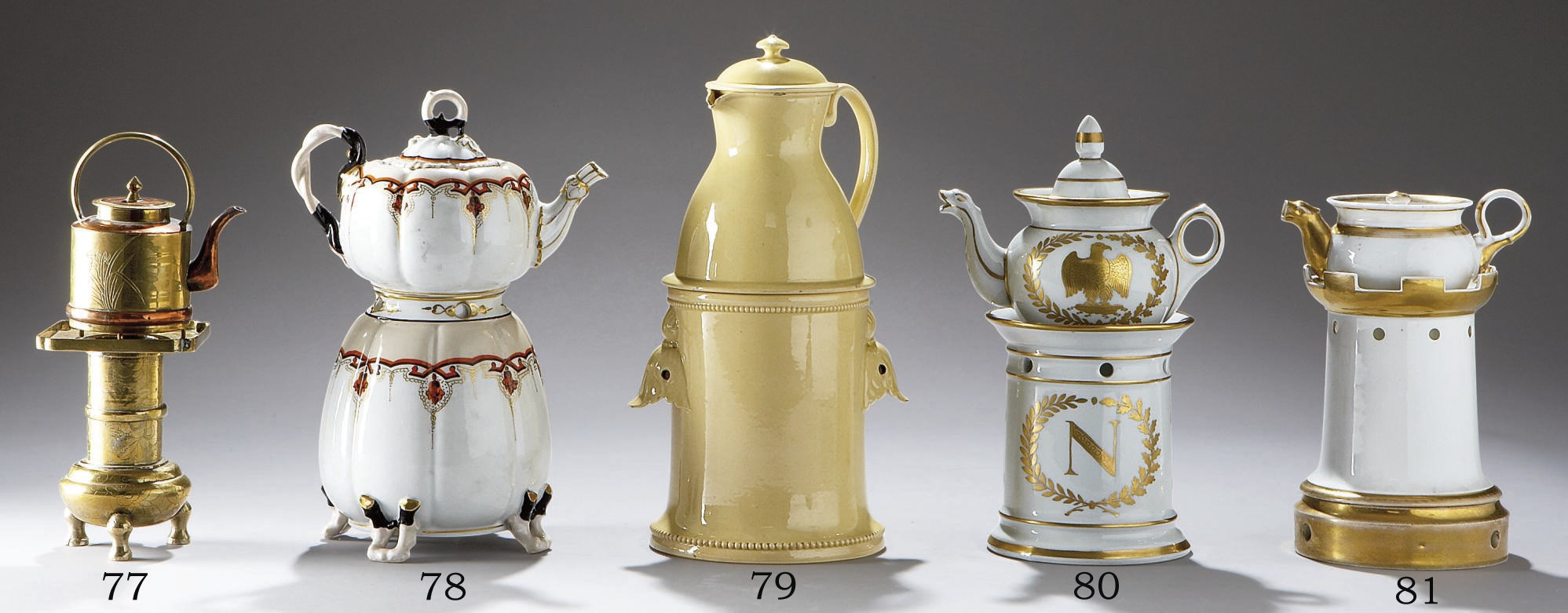 TROIS TISANIERES EN TROIS OU QUATRE PARTIES EN BRONZE, METAL DORE ET CUIVRE DE LA FIN DU XIXEME-DEBUT DU XXEME SIECLE, PROBABLEMENT CHINE ET SUD-EST ASIATIQUE