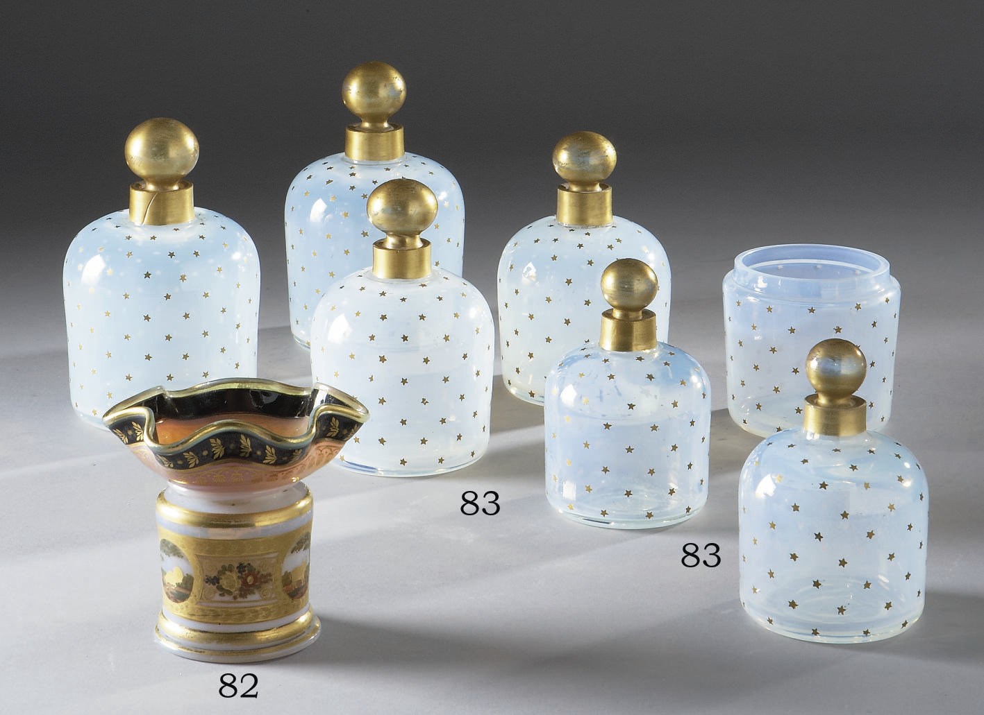 PARTIE DE NECESSAIRE DE TOILETTE EN OPALINE DU XIXEME SIECLE