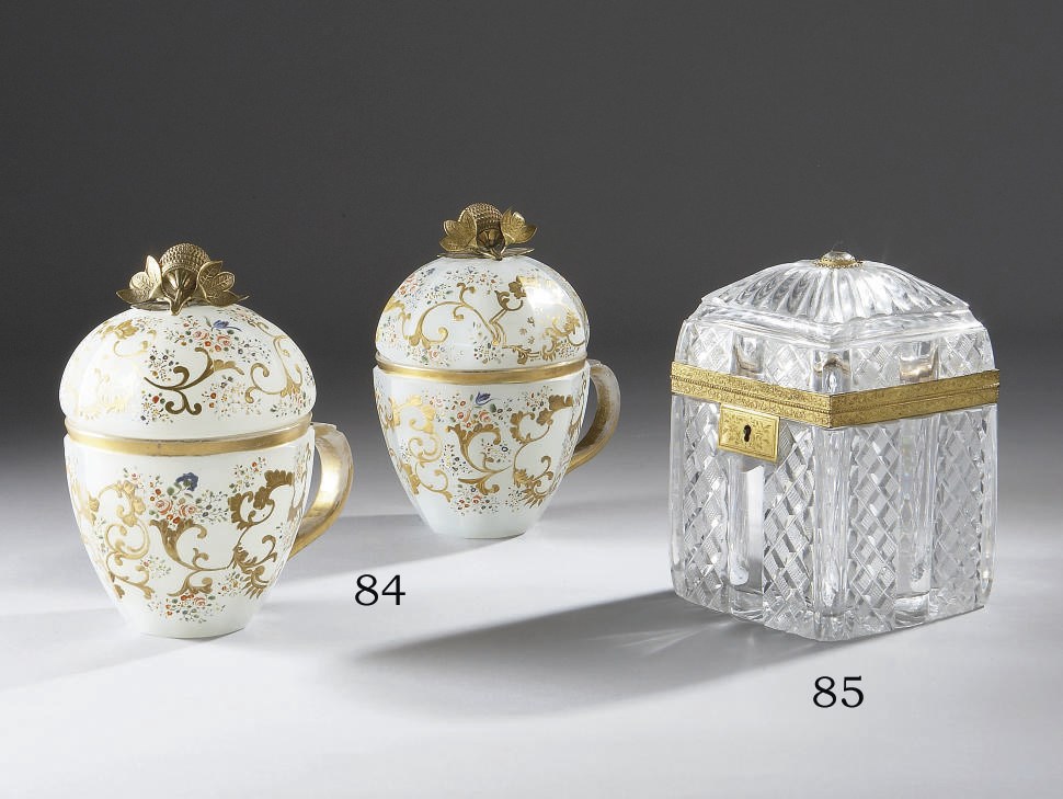 PAIRE DE TASSES ET LEUR COUVERCLE EN OPALINE A MONTURE EN BRONZE DORE DU XIXEME SIECLE